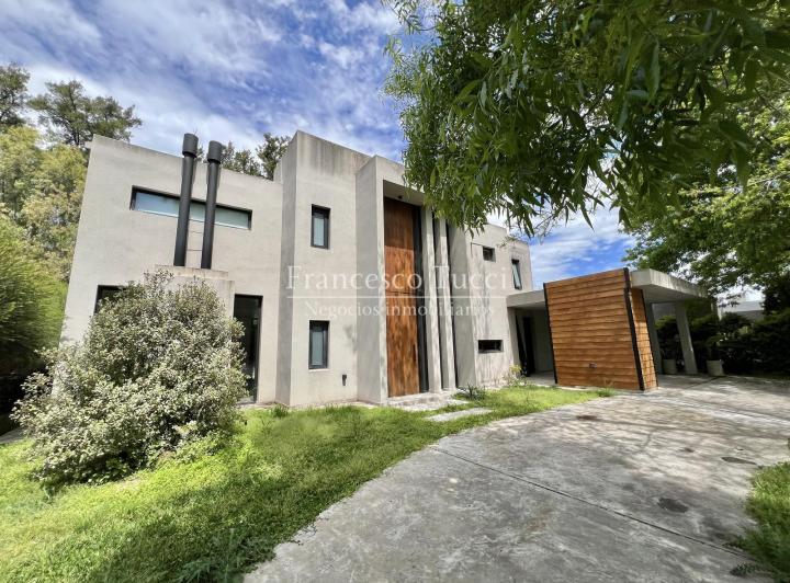 Casa · 213m² · 4 Ambientes · 2 Cocheras