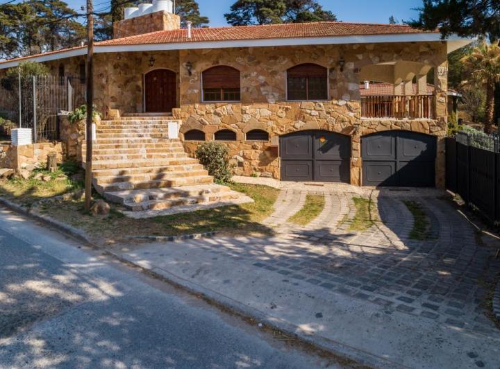 Casa · 700m² · 8 Ambientes · 6 Cocheras