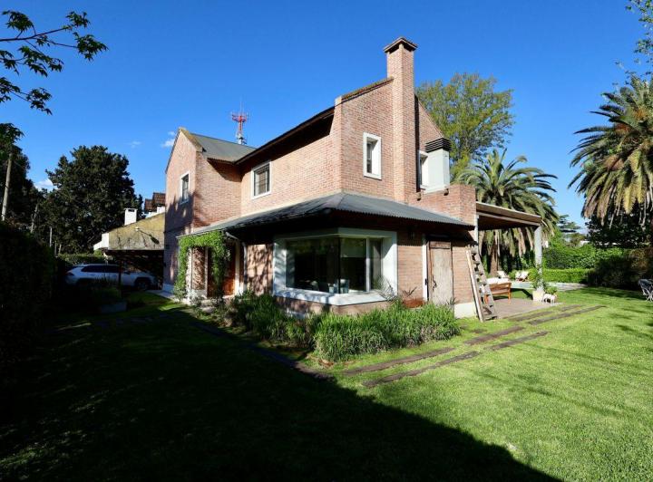 Casa · 219m² · 5 Ambientes · 2 Cocheras