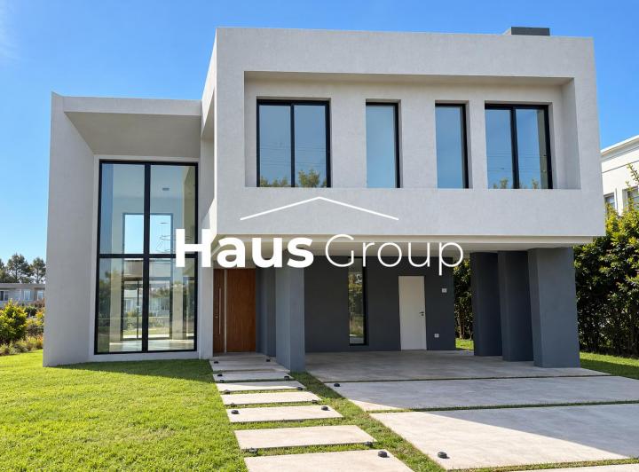 Casa · 220m² · 5 Ambientes · 2 Cocheras