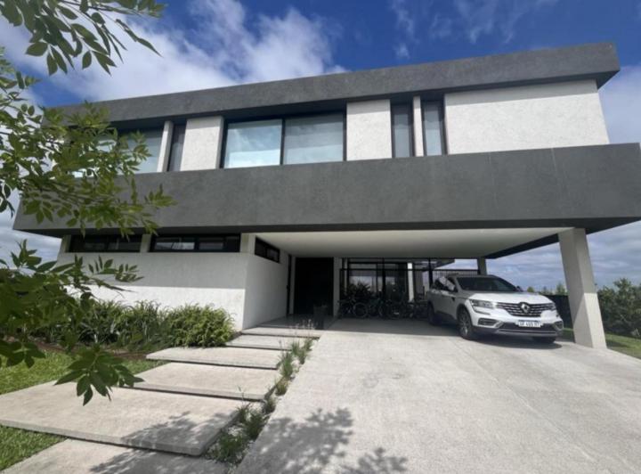 Casa · 337m² · 7 Ambientes