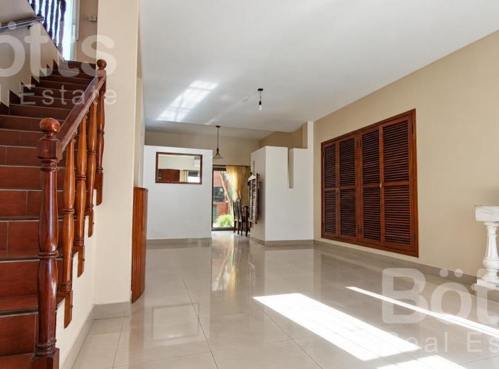 Casa · 250m² · 5 Ambientes · 3 Cocheras