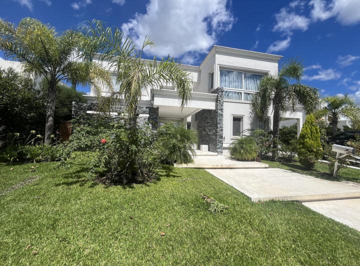 Casa · 420m² · 6 Ambientes · 1 Cochera