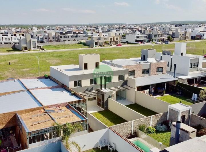 Casa · 130m² · 7 Ambientes · 1 Cochera