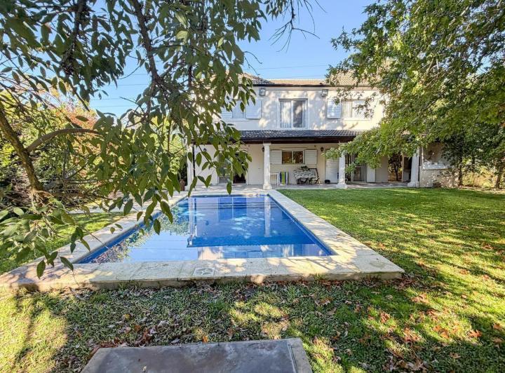 Casa · 211m² · 5 Ambientes · 7 Cocheras