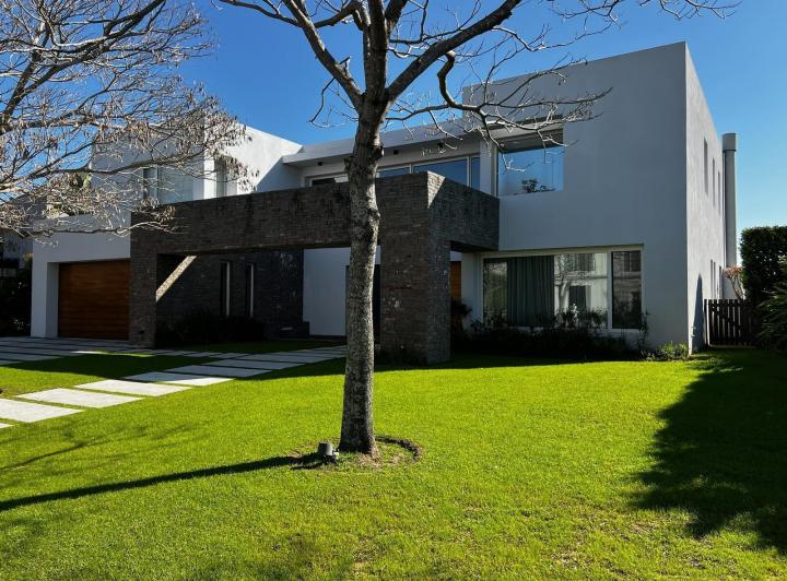 Casa · 580m² · 5 Ambientes · 2 Cocheras