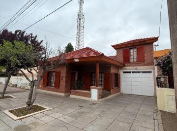 Casa de 4 ambientes Venta USD 185.000 · Venta Casa Excelente Ubicación 226 m² 3 Dorm. con Pileta y Quincho