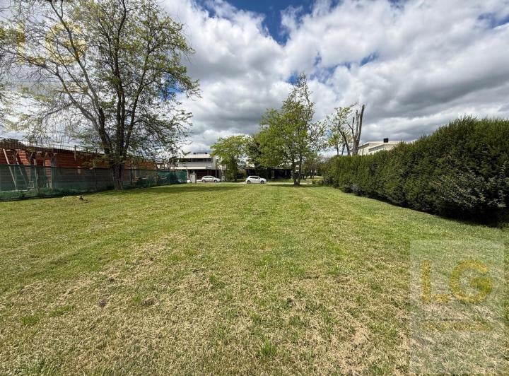 Terreno · 706m²