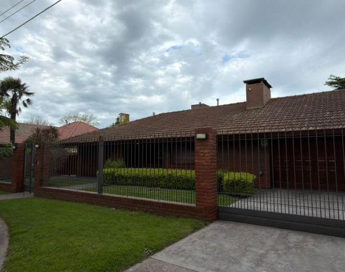 Casa · 315m² · 5 Ambientes · 1 Cochera