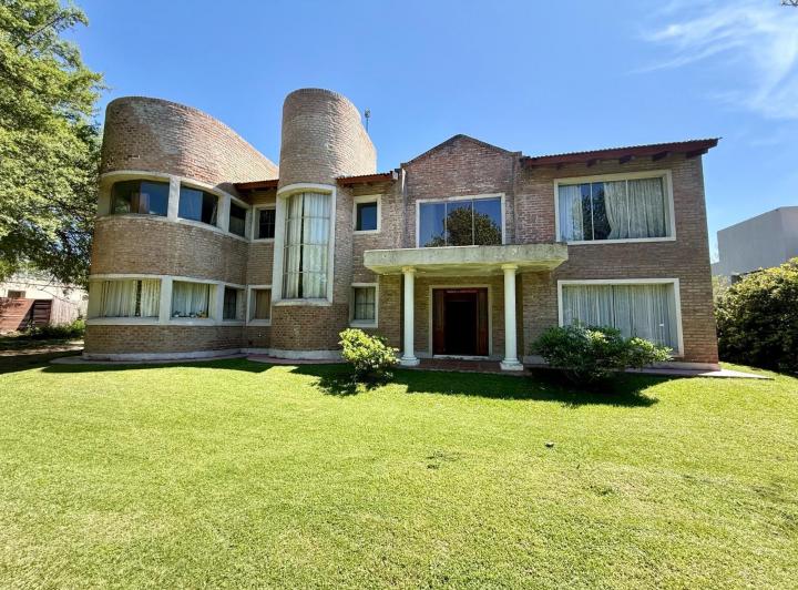 Casa · 325m² · 8 Ambientes