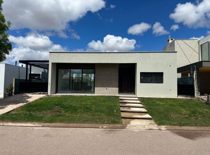 Casa · 205m² · 6 Ambientes · 1 Cochera