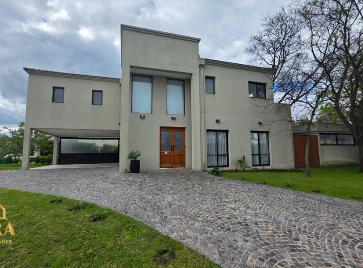 Casa · 280m² · 5 Ambientes · 2 Cocheras