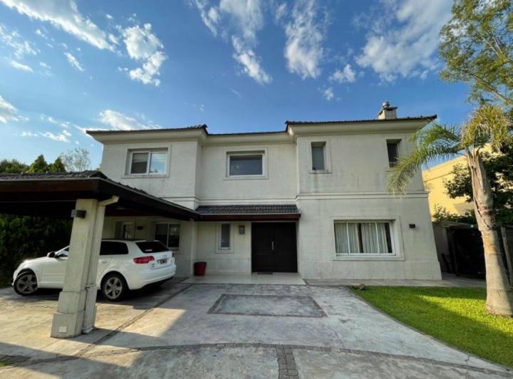 Casa · 250m² · 5 Ambientes · 2 Cocheras