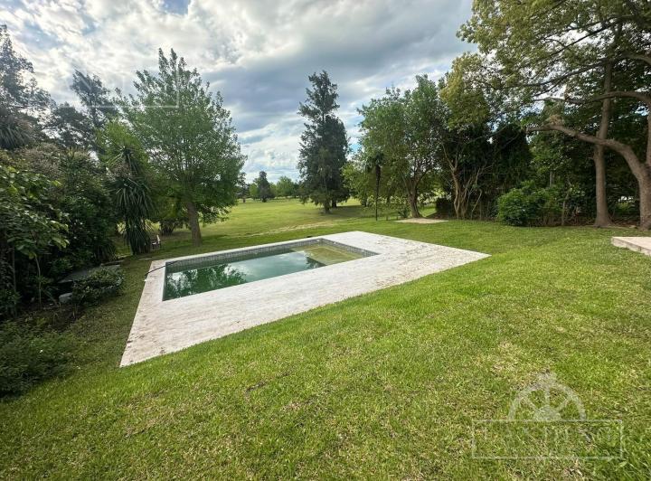 Casa · 1000m² · 5 Ambientes · 2 Cocheras