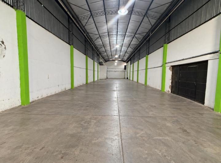 Local comercial · 590m²
