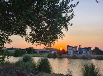 Casa de 5 ambientes, Costa Esmeralda · Casa con Fondo a La Laguna en Ecuestre, Costa Esmeralda