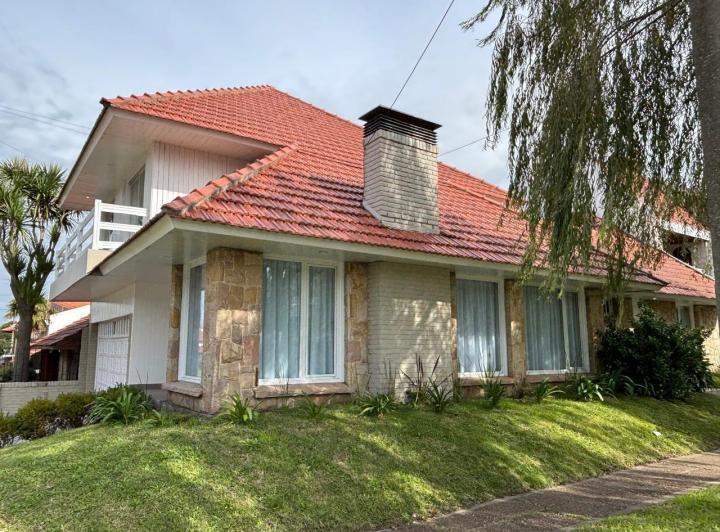 Casa · 180m² · 4 Dormitorios · 2 Cocheras