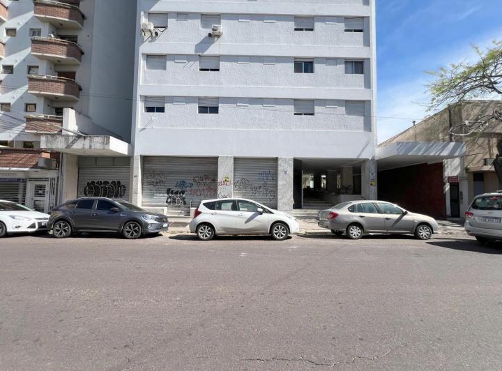 Local comercial · 700m² · 3 Cocheras