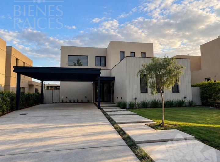 Casa · 235m² · 6 Ambientes · 4 Cocheras