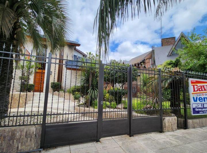 Casa · 250m² · 6 Ambientes · 3 Cocheras