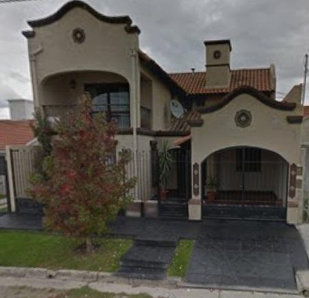 Casa · 215m² · 8 Ambientes · 1 Cochera