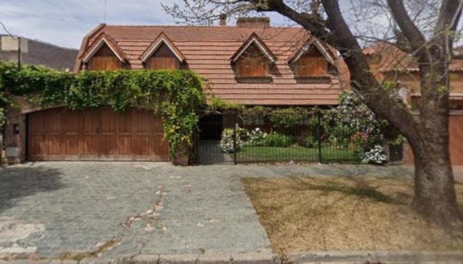 Casa · 300m² · 7 Ambientes · 2 Cocheras
