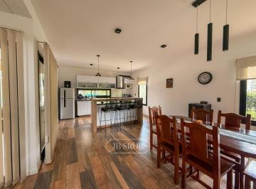 Casa · 159m² · 6 Ambientes · 2 Cocheras · Casa de 3 Dorm. + Pileta en Valle del Golf