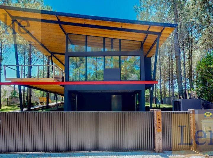 Casa · 255m² · 5 Ambientes · 5 Cocheras