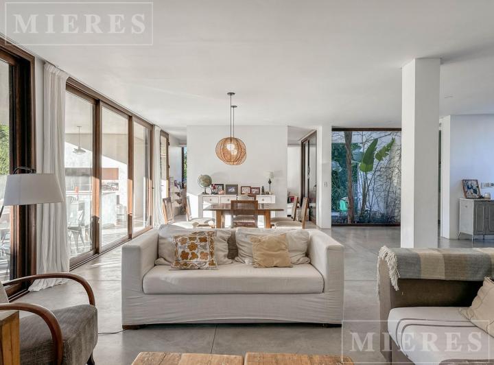 Casa · 243m² · 7 Ambientes · 6 Cocheras