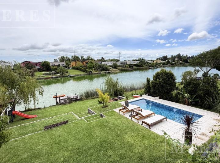 Casa · 260m² · 7 Ambientes · 2 Cocheras