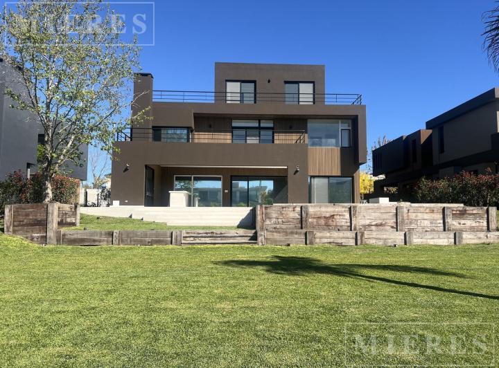 Casa · 520m² · 7 Ambientes · 2 Cocheras