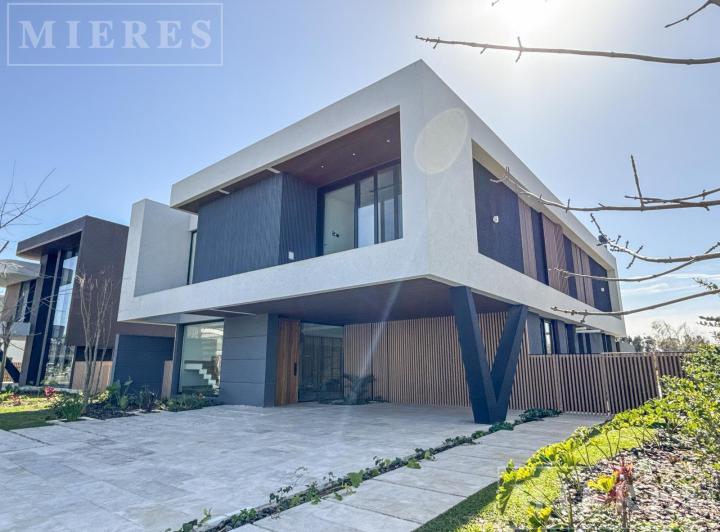 Casa · 550m² · 7 Ambientes · 2 Cocheras