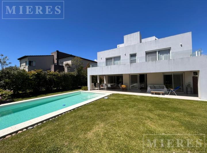 Casa · 270m² · 6 Ambientes · 4 Cocheras