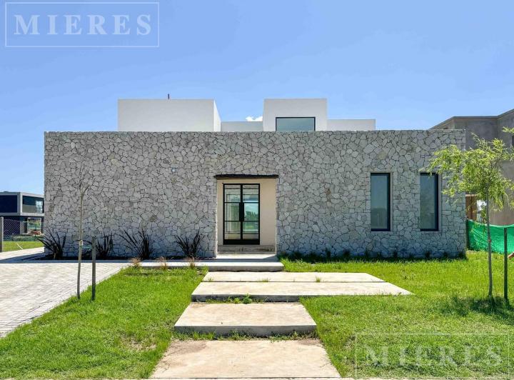 Casa · 223m² · 5 Ambientes · 2 Cocheras