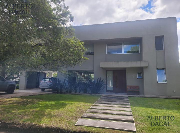 Casa · 207m² · 4 Ambientes · 4 Cocheras