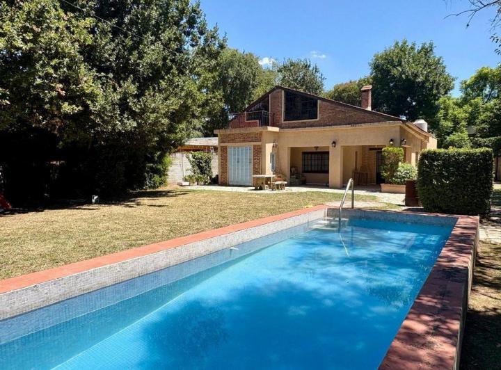 Casa · 200m² · 5 Ambientes · 1 Cochera
