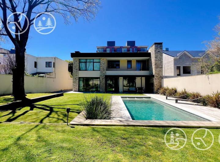 Casa · 340m² · 4 Ambientes · 6 Cocheras