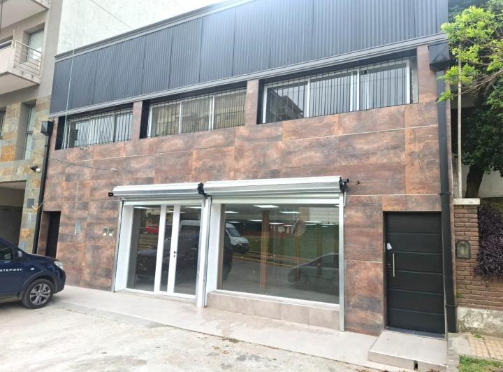 Local comercial · 330m² · 1 Ambiente · 4 Cocheras