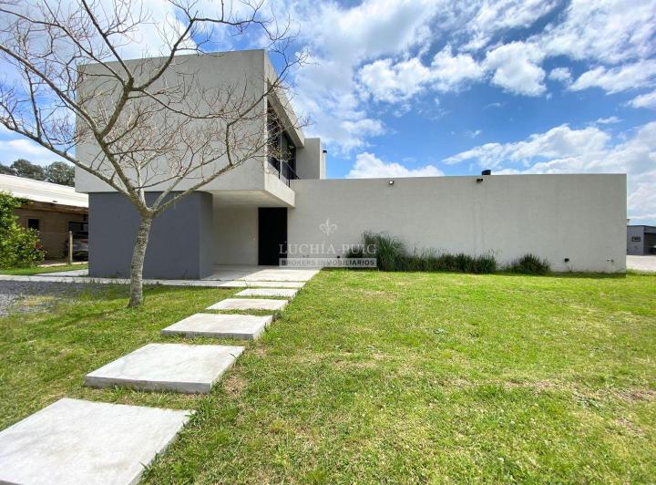 Casa · 245m² · 4 Ambientes