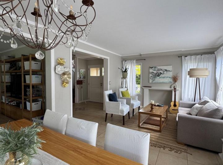 Casa · 230m² · 4 Ambientes · 1 Cochera