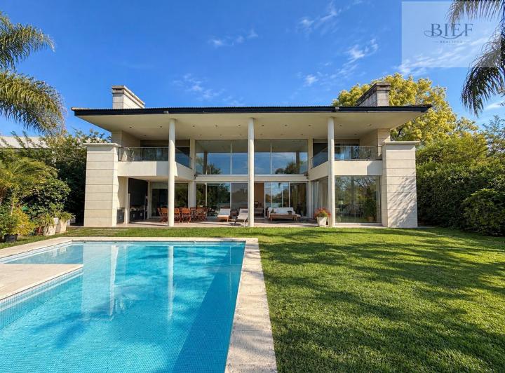 Casa · 448m² · 8 Ambientes · 6 Cocheras