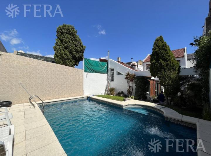 Casa · 211m² · 5 Ambientes · 1 Cochera