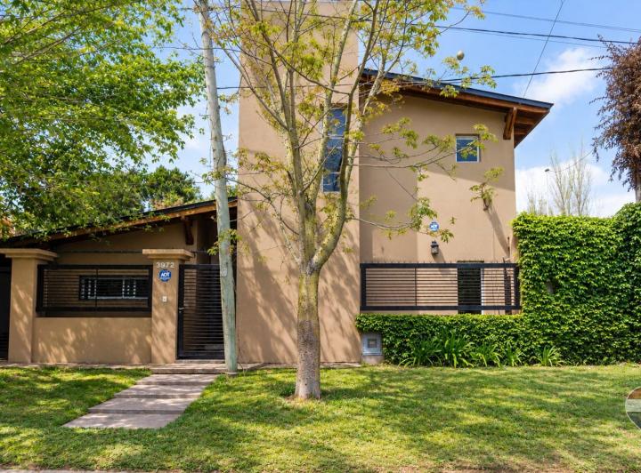 Casa · 140m² · 4 Ambientes · 2 Cocheras
