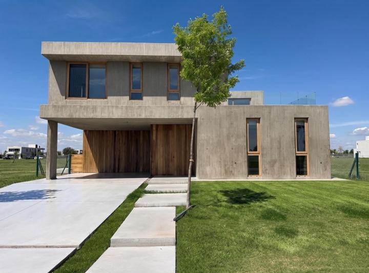 Casa · 270m² · 5 Ambientes · 2 Cocheras