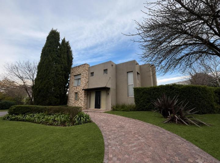Casa · 220m² · 5 Ambientes · 2 Cocheras