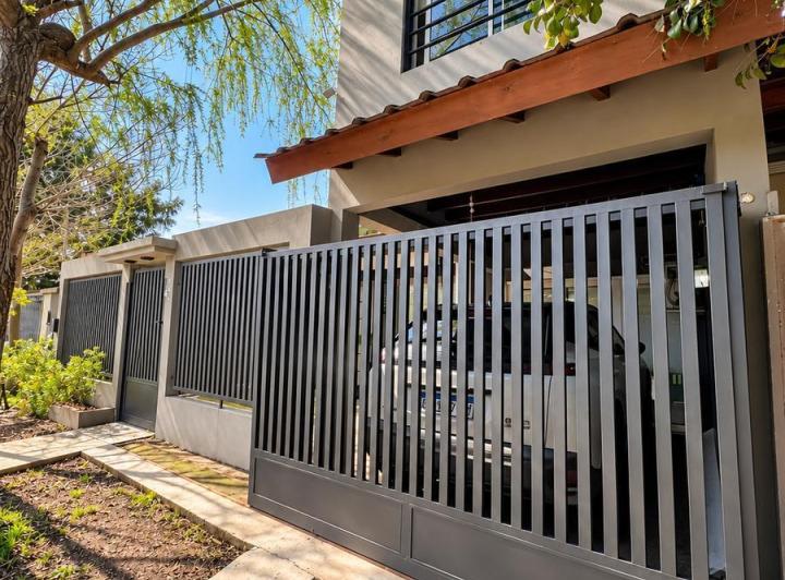 Casa · 215m² · 5 Ambientes · 3 Cocheras