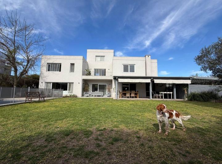 Casa · 256m² · 5 Ambientes · 3 Cocheras