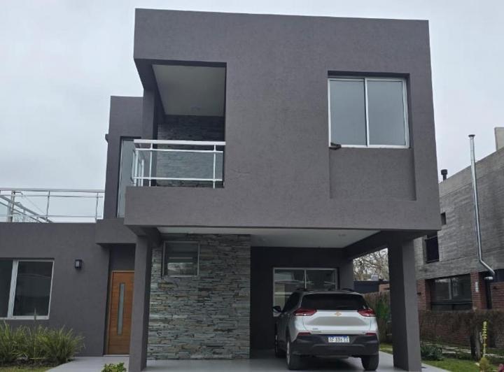 Casa · 250m² · 5 Ambientes · 1 Cochera