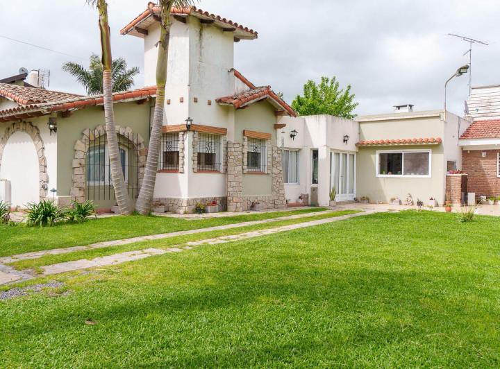 Casa · 180m² · 4 Ambientes · 3 Cocheras