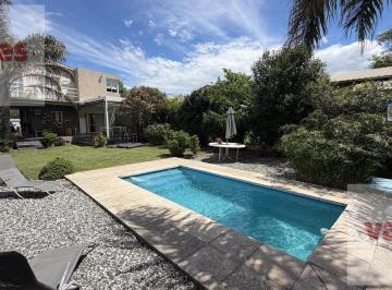 Casa · 290m² · 4 Dormitorios · 4 Cocheras · Venta – Casa de 4 Dorm. con Pileta, Galería y Gran Patio en Villa Rivera Indarte